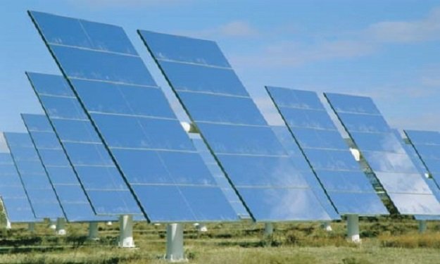 خبير مصري عالمي يتفقد محطة الطاقة الشمسية بالأقصر