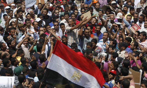 7 أحزاب مصرية تطالب بإلغاء قانون التظاهر والإفراج 