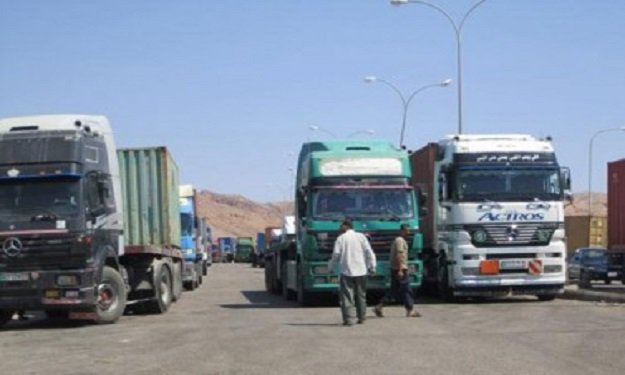مليشيات ليبية مسلحة تحتجز 50 شاحنة مصرية بسائقيها