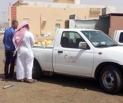 سيارة الشركة السعودية للكهرباء تبيع شمام
