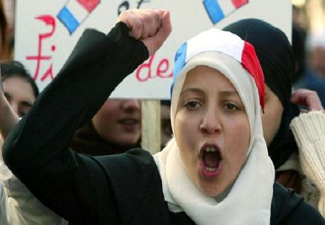 Woman-protests-in-Lille-010