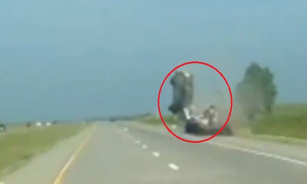 بالفيديو.. حادث مروع على طريق سريع بأمريكا على طري