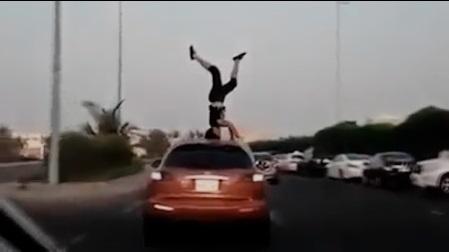 سعودى يقوم بحركات بهلوانية فوق سيارة 