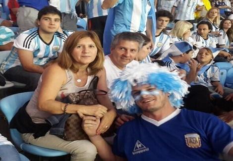 والدا ميسي يشجعان الأرجنتين