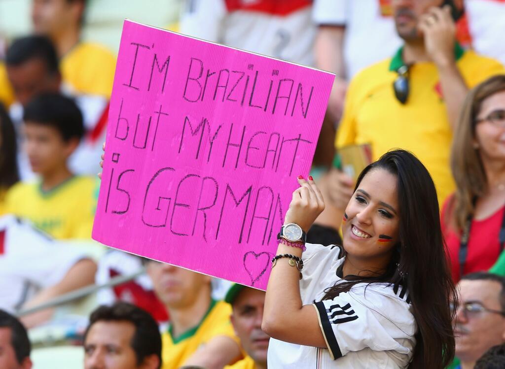مشجعة برازيلية تبعث برسالة حب للمنتخب الألماني