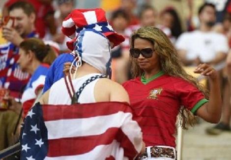 مشجع أمريكي يستوقف برتغالية بالمدرجات