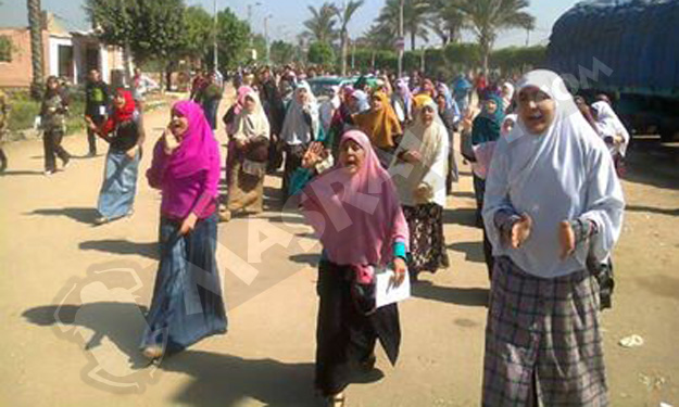 طالبات الإخوان بالأزهر يقطعن الطريق أمام الجامعة