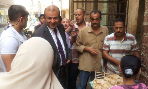 وزير التموين يتفقد سير النظام الجديد لبيع الخبز بح