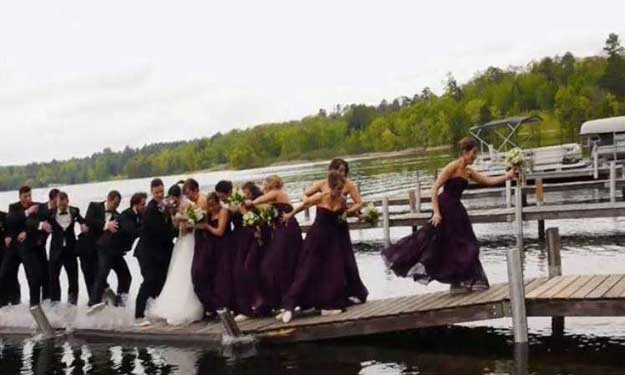 بالفيديو.. عروسان و معازيم يسقطون في مياه بحيرة