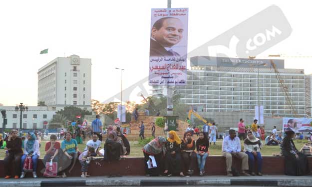 إغلاق ميدان التحرير أمام السيارات وتوافد العشرات ل