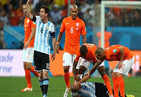 نجم الأرجنتين يفقد وعيه خلال مباراة هولندا