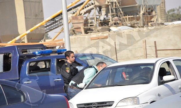 أكمنة شرطية لفحص السيارات المارة أمام قصر القبة 