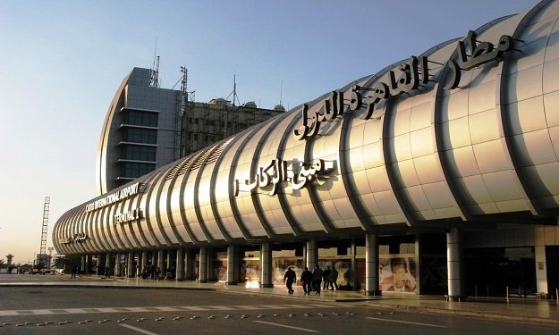 عودة طائرة ''مصر للطيران'' إلى مطار القاهرة عقب إق