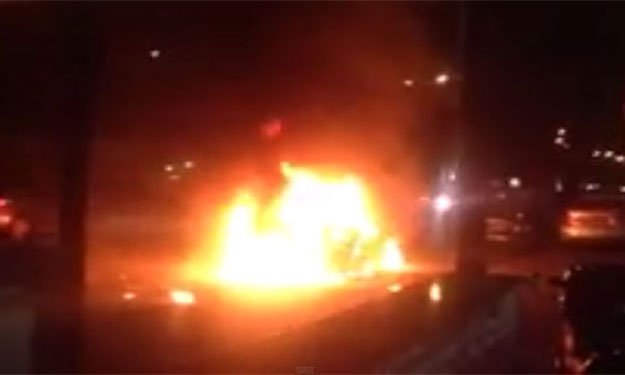بالفيديو.. أنصار الإخوان يحرقون سيارة أجرة في شارع