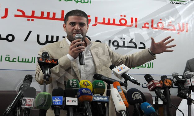 نجل مرسي يوضح حقيقة هروب أخيه