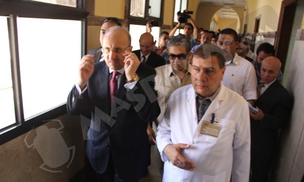 مشادات خلال زيارة وزير الصحة لمستشفى أم المصريين ب