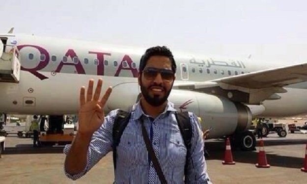 نشطاء يتداولون صورًا لعبدالرحمن عز يسافر إلى قطر ع