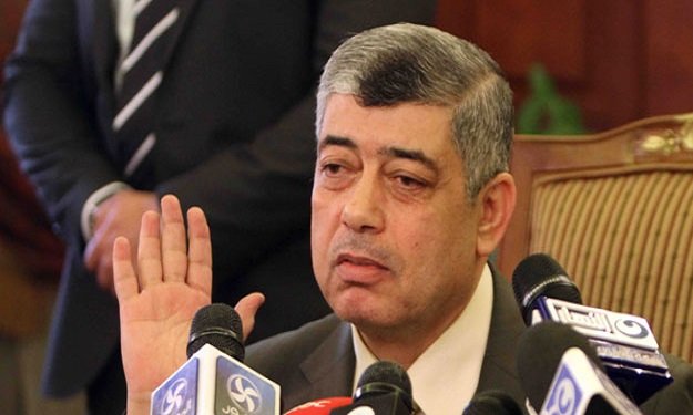وزير الداخلية يزور مصابي انفجارات الاتحادية بمستشف