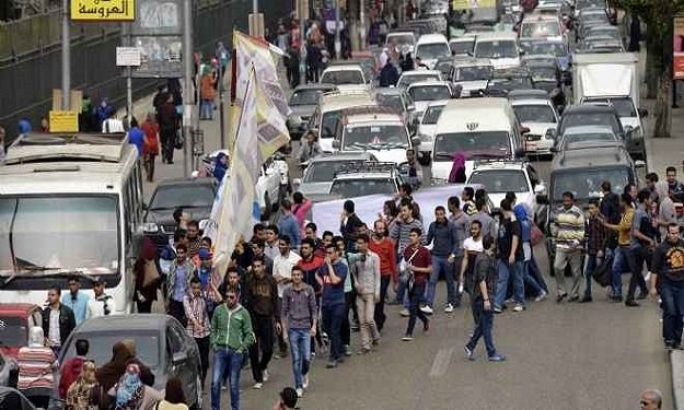 طلاب الإخوان يقطعون طريق الأوتوستراد بمدينة نصر وي