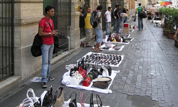 اقتصاد الظل ينتعش في مصر.. والشباب يدفعون الثمن