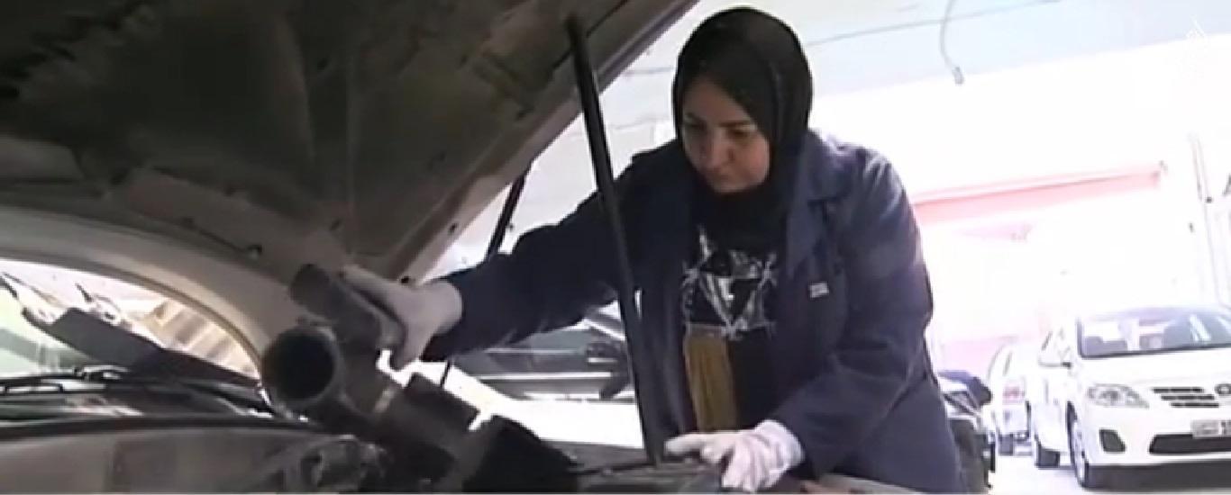 أول سيدة كويتية تعمل في إصلاح السيارات  