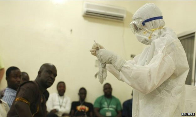 عالم مصري: الإيبولا أصبح مرضا تنفسيا ينتقل بالهواء