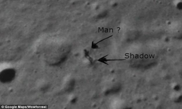 ظلال على سطح القمر يعتقد أنها لبشر