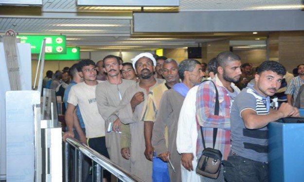وصول 72 مصرياً من العاملين فى ليبيا على طائرة ليبي