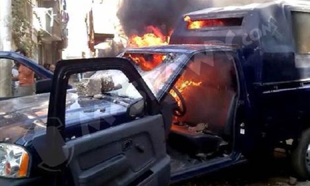 مصدر أمني: الإخوان يشعلون النار في سيارة شرطة ببول