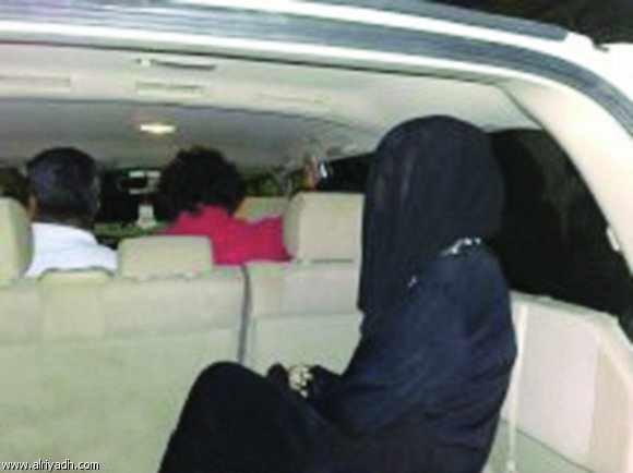 سعودية تتسبب فى انقلاب سيارة خاطفيها