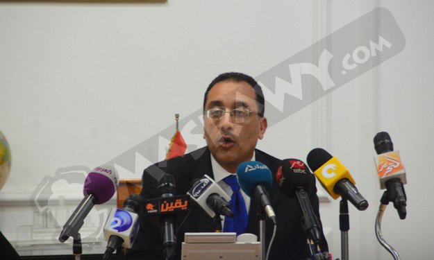 وزير الإسكان يبحث عن حلول لمشكلات مياه الشرب والصر
