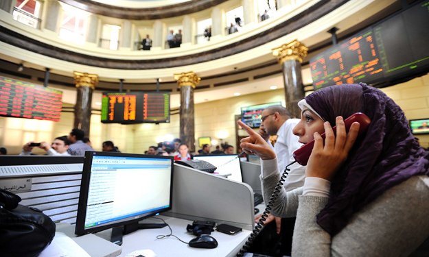 البنوك تهبط ببورصة مصر وسط مبيعات مكثفة للمصريين