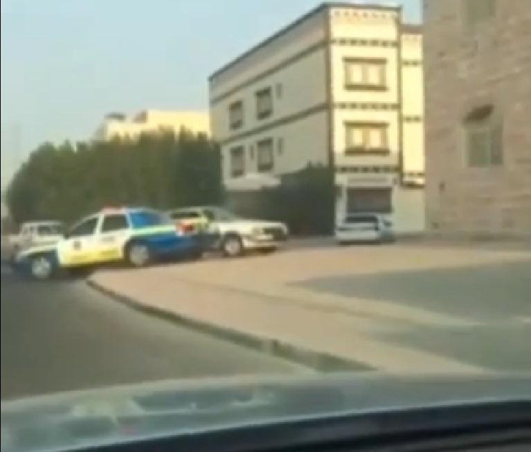 مواطنون بالكويت يعترضون طريق سيارة تابعة للشرطة 