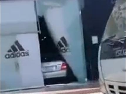 سيارة تقتحم وكالة أديداس في جدة 