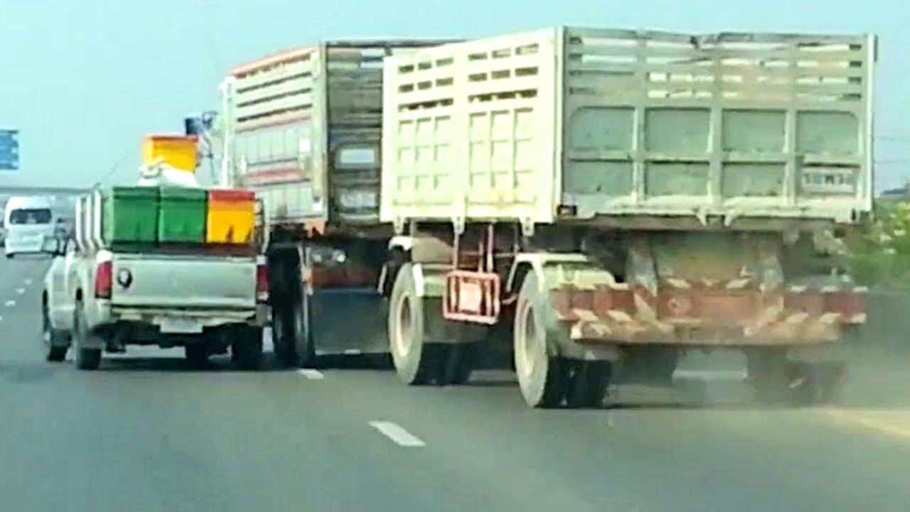 صراع بين تويوتا هايلوكس وشاحنة فولفو عملاقة