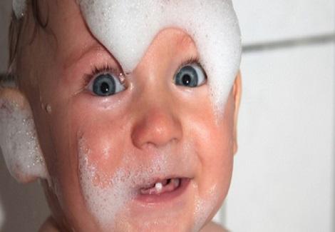  الاستحمام اليومي يؤذي بشرة الرضيع