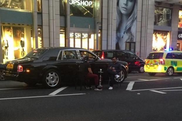 أصحاب السيارات الفارهة فى لندن يوقفون سياراتهم وسط