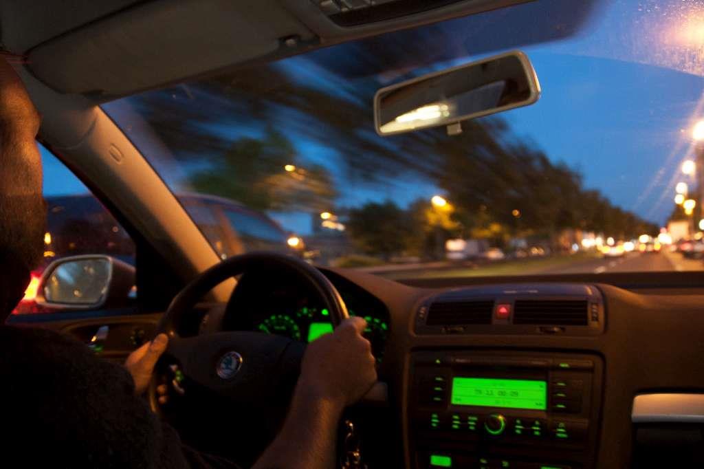 تأثير العشى الليلي على قائدي السيارات