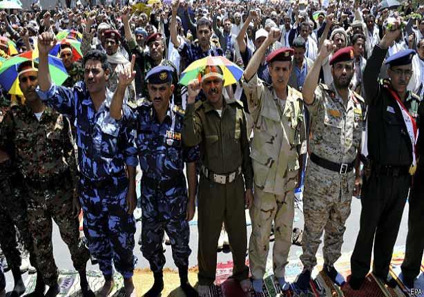 انضم بعض عناصر القوات المسلحة الى الحوثيين في تمرد