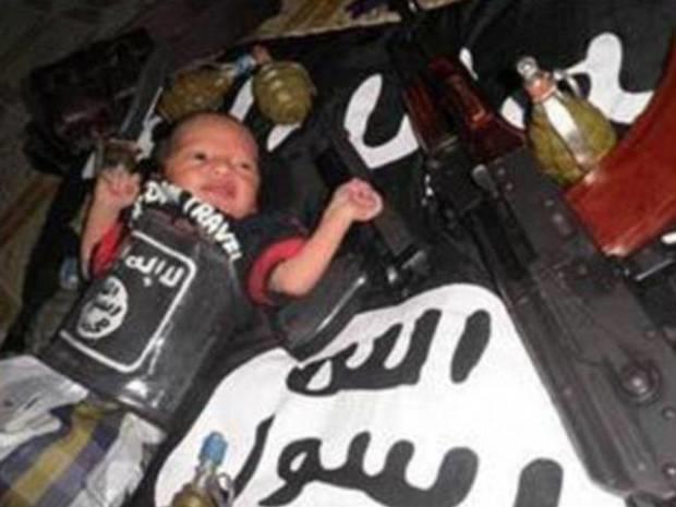 رضيع نائم على علم داعش