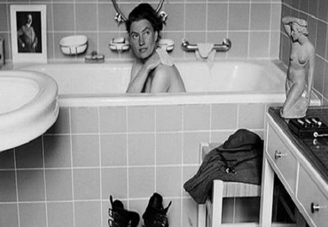 لقطة للصحفية لي ميلر في حوض استحمام هتلر