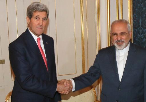 وزير الخارجية الايراني محمد جواد ظريف (يمين) مصافح
