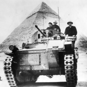 الدبابات الانجليزيه عند سفح الاهرامات فى الحرب الع