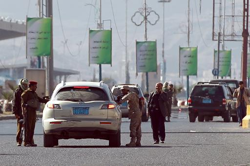 جنود يمنيون يعترضون طرقا بالقرب من القصر الرئاسي ف