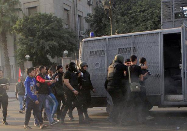 قوات الأمن تُلقي القبض على متظاهرين