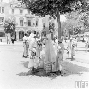 بائع العرق سوس . لاحظ الشوارع ! .مصر 1940