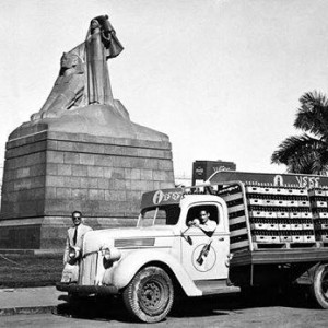 تمثال نهضه مصر وسيارة كوكاكولا