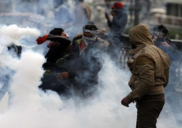 الأمن يطلق الغاز المسيل للدموع