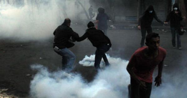 أطلقت قوات الشرطة قنابل الغاز في محاولة لتفريق أنص