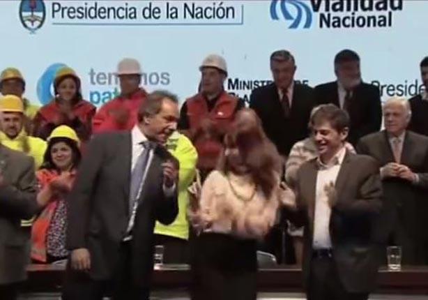 طريقة رقص رئيسة الأرجنتين تثير ضجة على مواقع التوا